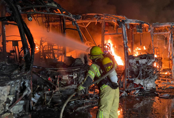 אוטובוסים נשרפו בקרית שמונה (צילום:  דוברות כבאות והצלה)