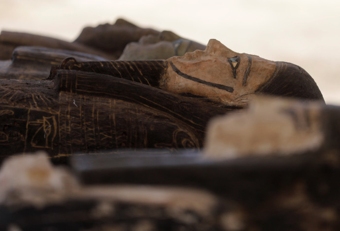 פסלי ברונזה של אלים מצריים (צילום:   REUTERS/Mohamed Abd El Ghany)