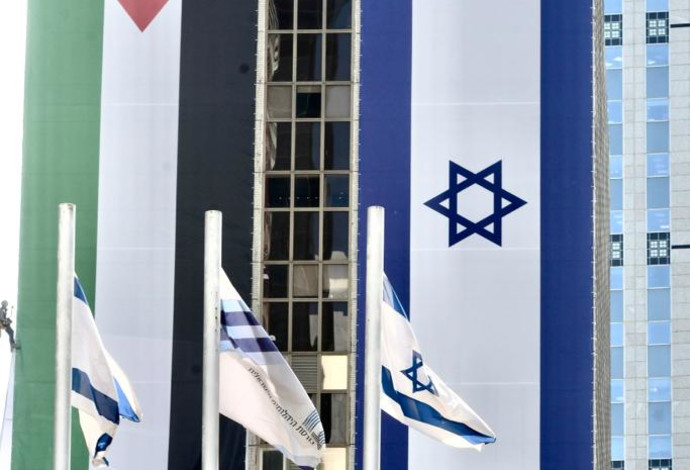 דגלי ישראל ופלסטין באזור הבורסה ברמת גן (צילום:  אבשלום ששוני)