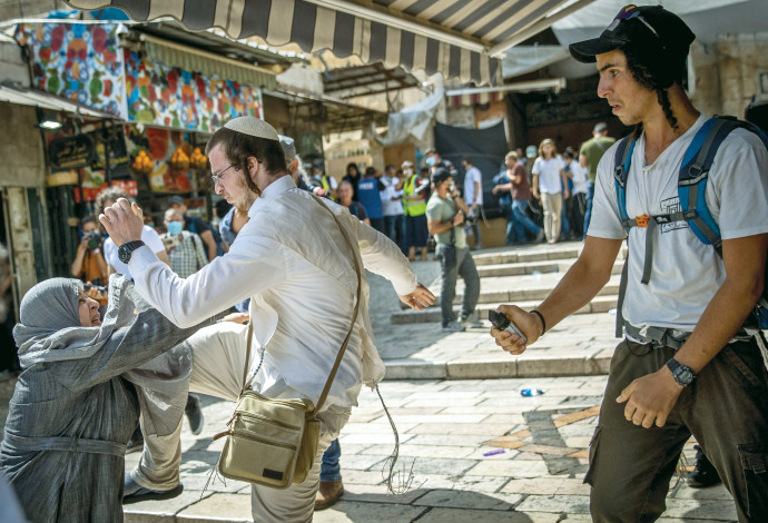 צעירים יהודיים תוקפים קשישה ערבייה (צילום:  אוהד צויגנברג, "הארץ")