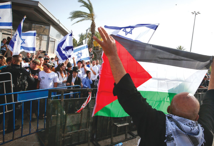 דגל פלסטין מול דגלי ישראל (צילום:  ג'מאל עוואד, פלאש 90)