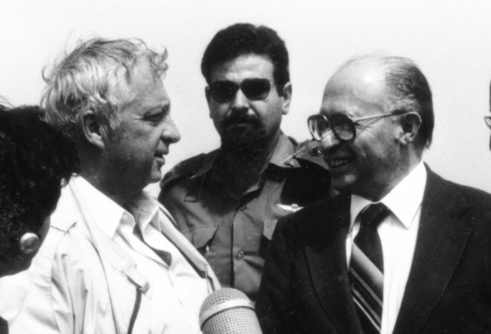 ראש הממשלה מנחם בגין, שר הביטחון אריאל שרון ואחרים מבקרים בבופור (צילום:  ארכיון צה"ל במשרד הביטחון)