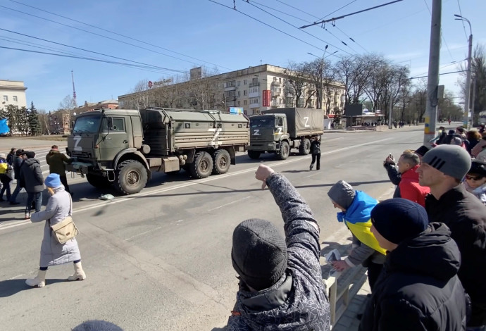 תושבים בחרסון מגרשים כוחות צבא רוסיים (צילום:  רויטרס)
