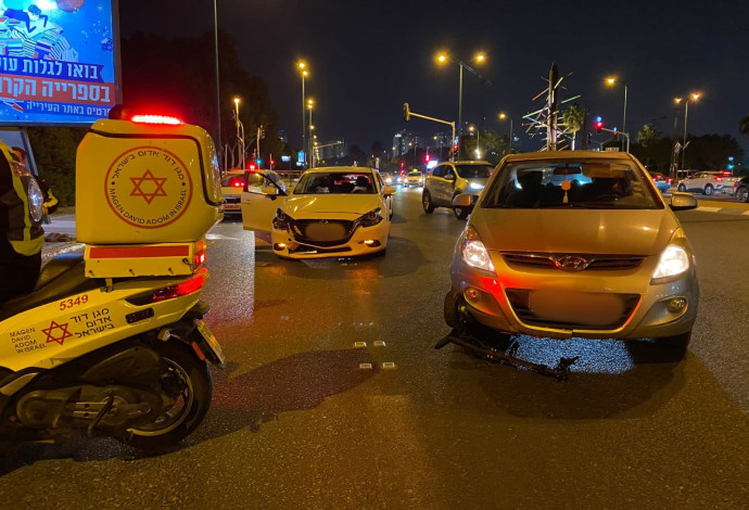 זירת התאונה בפתח תקווה (צילום:  אלון חכמון)