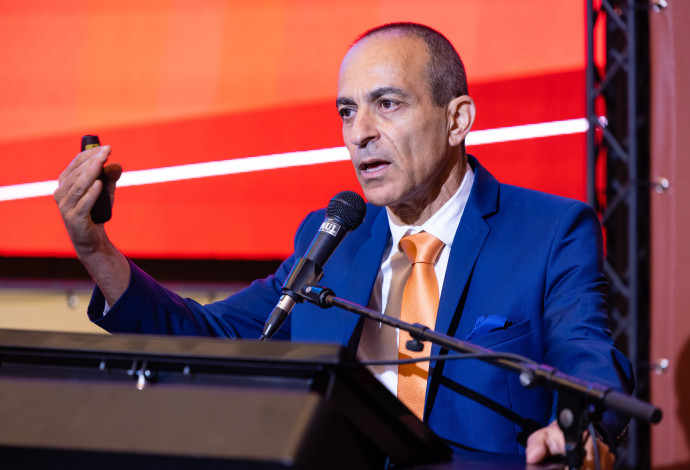 פרופסור רוני גמזו (צילום: שאולי לנדנר)