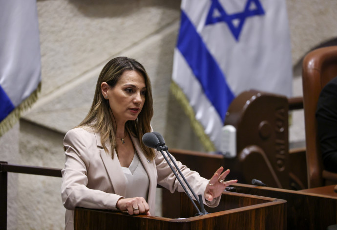 שרת החינוך ד"ר יפעת שאשא ביטון נואמת במליאה (צילום:  נועם מושקוביץ, דוברות הכנסת)