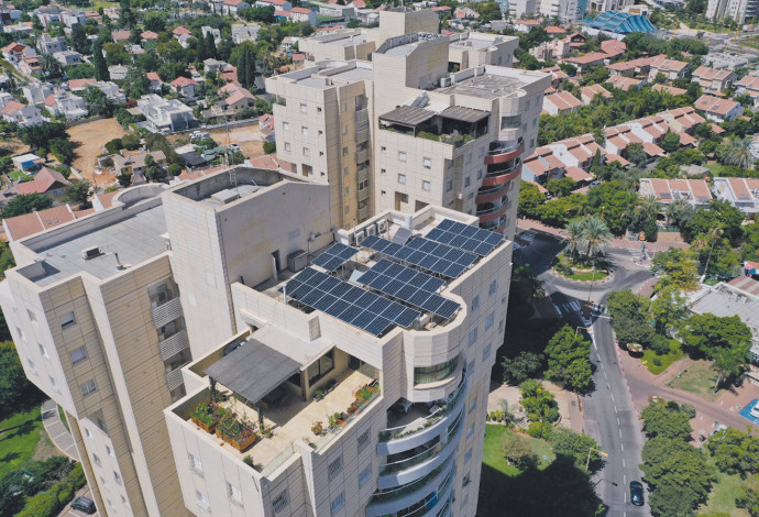 בניין מגורים על מערכת סולארית שהותקנה במודל ליסינג (צילום:  וולטה סטאר)