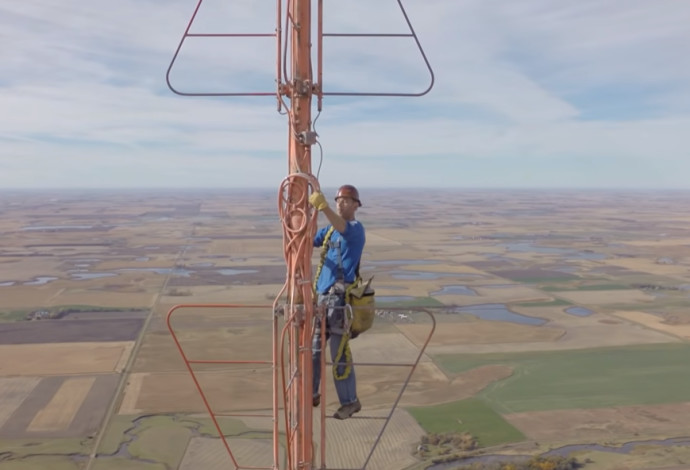 העבודה המפחידה בעולם? שמידט מטפס מאות מטרים (צילום:  צילום מסך יוטיוב)