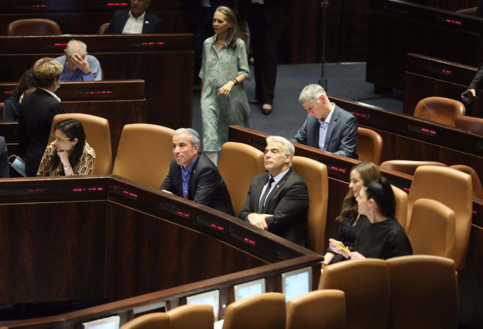 לפיד וחברי הקואליציה במליאת הכנסת (צילום:  מרק ישראל סלם)
