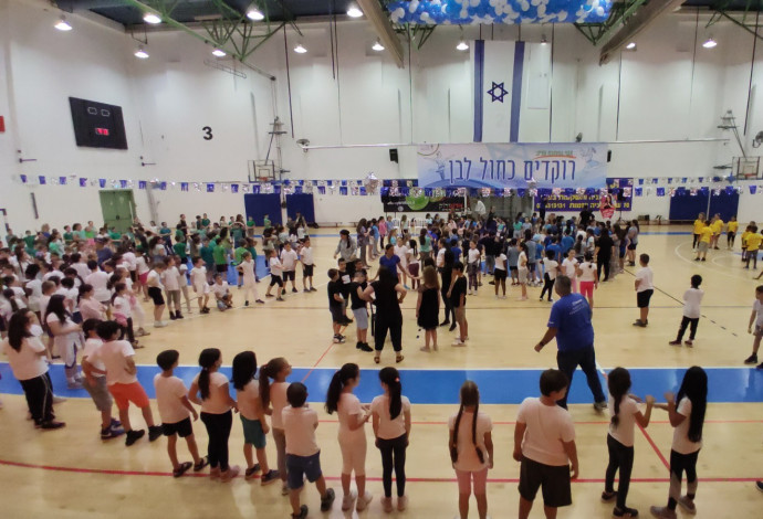אירוע האירוע שיא לפרויקט "רוקדים כחול-לבן" בבתי הספר בפתח תקווה (צילום:  מירי אקוני)