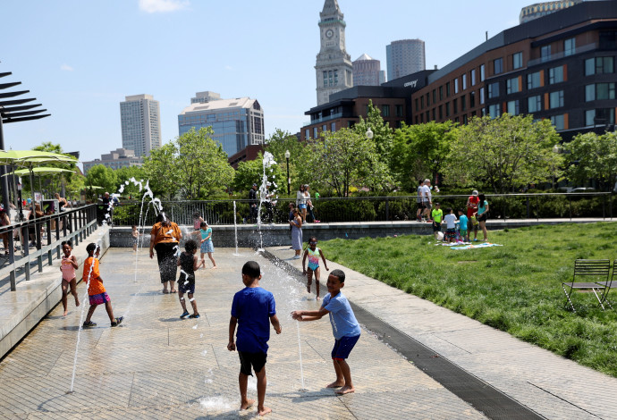 ילדים מקררים את עצמם בגל החום בבוסטון (צילום:  רויטרס)
