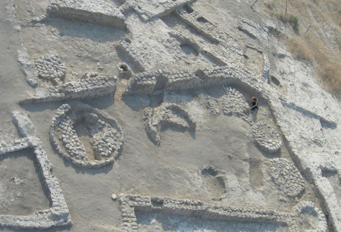 שרידי מבנים וממגורות באתר הכלכוליתי תל צף שמדרום לבית שאן (צילום:  פרופ' יוסף גרפינקל)