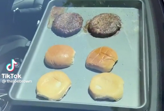 "אפשר לבשל ברכב מעומס החום", ההמבורגרים של בראון נצלו במכונית כעבור שעתיים (צילום:  צילום מסך טיקטוק)