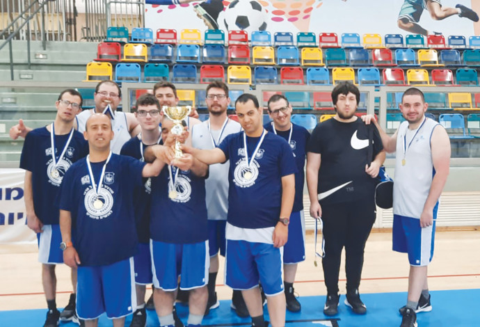 נבחרת אקים חיפה עם הגביע (צילום:  באדיבות אקים חיפה)