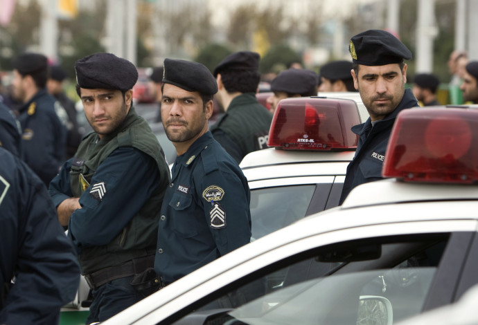 כוחות משטרה איראנים (צילום:  REUTERS/MORTEZA NIKOUBAZL)