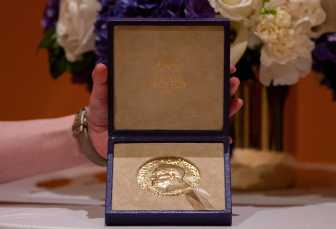 מדליית הנובל של דמיטרי מורטוב (צילום:  REUTERS/David 'Dee' Delgado)