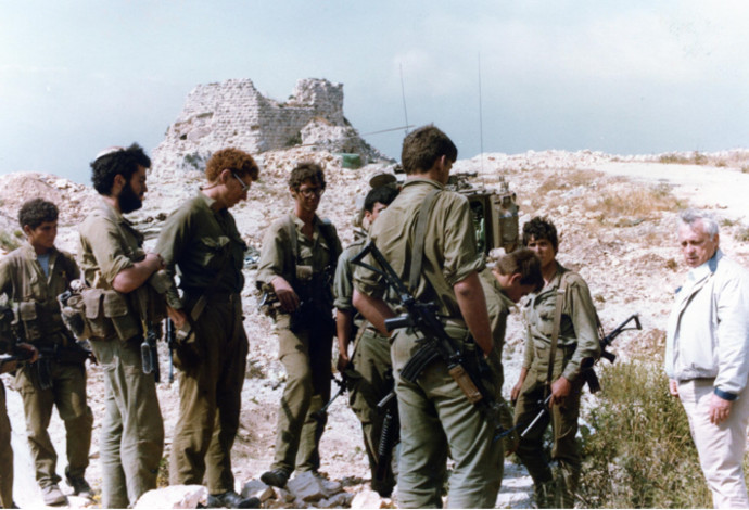 שר הביטחון אריאל שרון על מבצר הבופור עם חיילים  (צילום:  ארכיון צה"ל במשרד הביטחון)