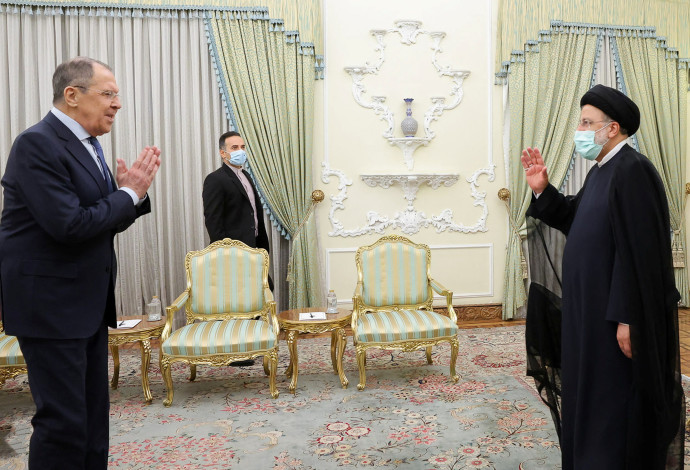שר החוץ הרוסי סרגיי לברוב ונשיא איראן איברהים ראיסי (צילום:  רויטרס)