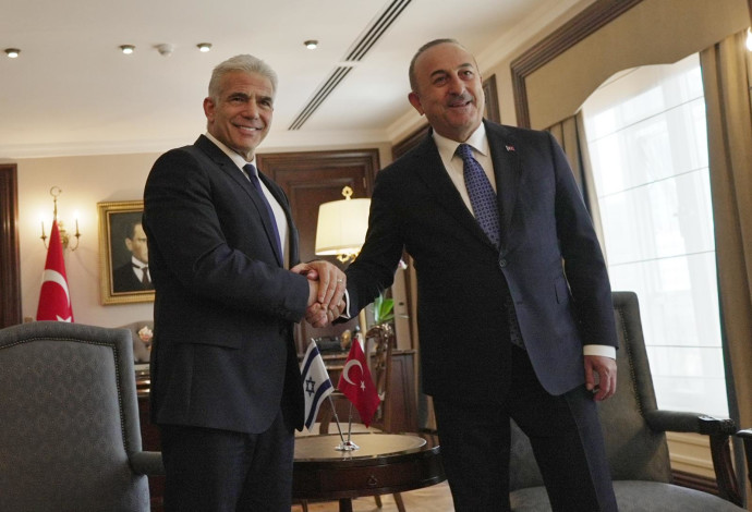 שר החוץ יאיר לפיד ומקבילו הטורקי (צילום:  בועז אופנהיים)