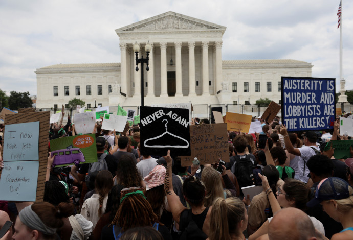 מפגינים מול בית המשפט העליון בארצות הברית לאחר ביטול הפסיקה המתירה הפלות (צילום:  רויטרס)