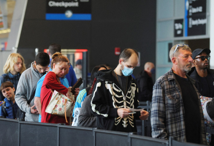 נוסעים בשדה תעופה בארצות הברית, ארכיון (למצולמים אין קשר לנאמר בכתבה) (צילום:  רויטרס בראיין סניידר)