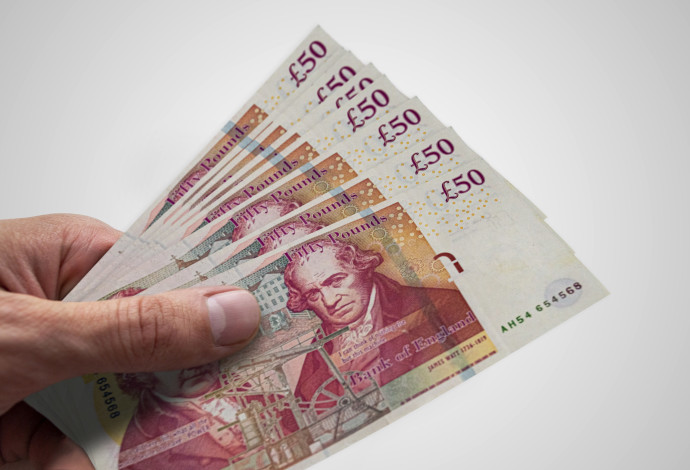 שטרות של 50 ליש"ט, אזרחי בריטניה יאלצו לבזבז את הכסף או להפקידו לבנק (צילום:  אינג'אימג')