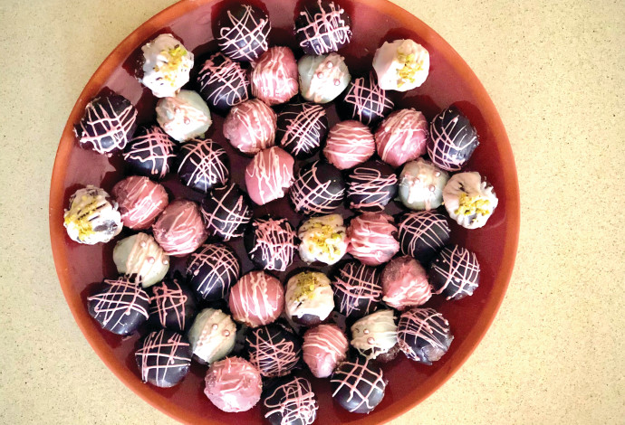כדורי שוקולד מצופים (צילום:  פסקל פרץ-רובין)