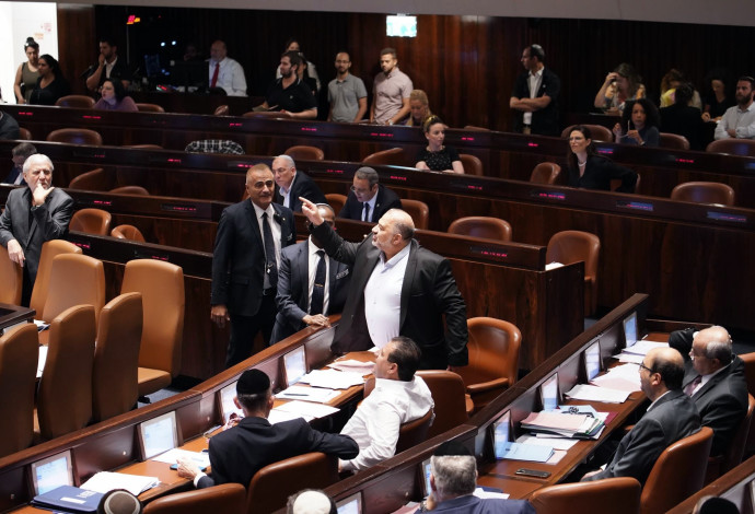 מנסור עבאס, עימות במהלך הדיון על חוק התפזרות הכנסת (צילום:  דוברות הכנסת, דני שם טוב)