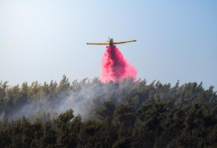 מטוס כיבוי בשריפה במנרה בגליל העליון (צילום:  דובר צה"ל)