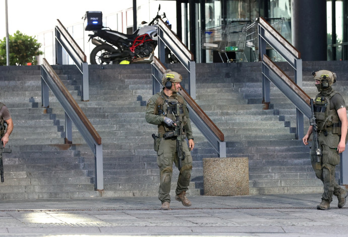 כוחות ביטחון מקומיים מחוץ לקניון בקופנהגן בו התרחש אירוע ירי (צילום:  רויטרס)