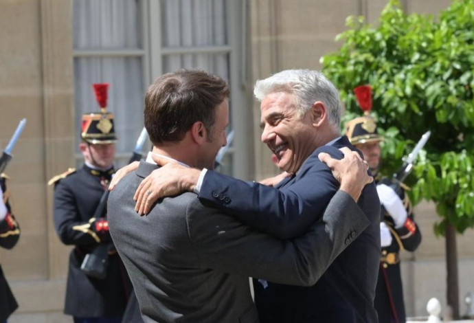 ראש הממשלה יאיר לפיד ונשיא צרפת עמנואל מקרון (צילום:  עמוס בן גרשון, לע"מ)