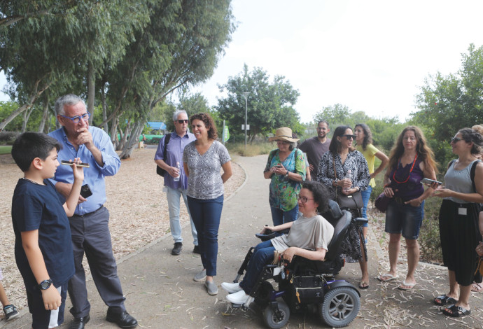 תלמדי שכבה ד' מבית-ספר גליל ים הנגישו את חורשת 'טנא' בפארק הרצליה לאנשים עם מוגבלות ראייה (צילום:  יחצ)