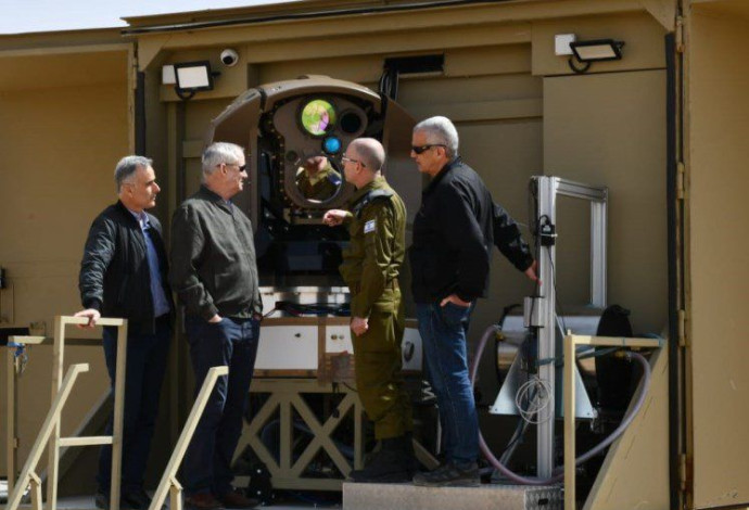 גנץ בביקור במערכת הלייזר "מגן אור" ליירוט כטב"מים (צילום:  אלעד מלכה)