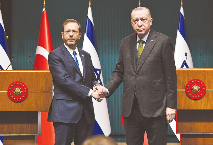 נשיא המדינה יצחק הרצוג לצד נשיא טורקיה ארדואן (צילום:  חיים צח, לע"מ)