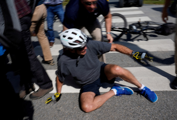 ג'ו ביידן נפל מהאופניים לעיני המצלמות (צילום:  רויטרס)
