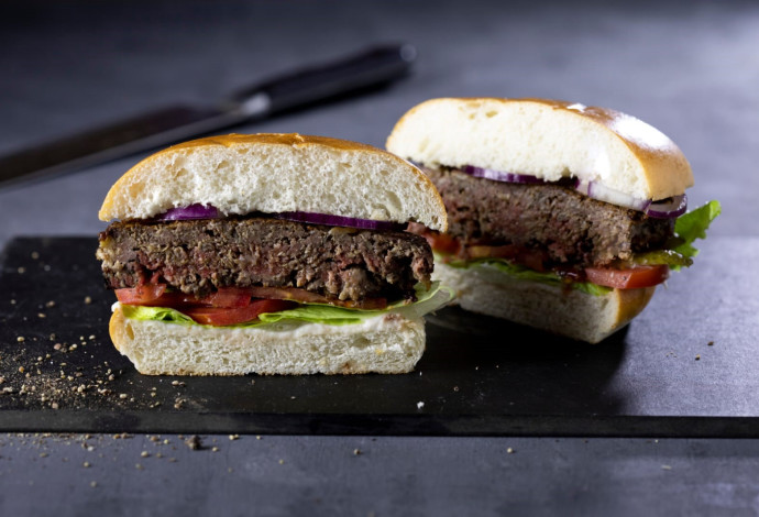 ההמבורגר הזה יצליח להפחית 50% מצריכת הבשר העולמית (צילום:  דן לב)