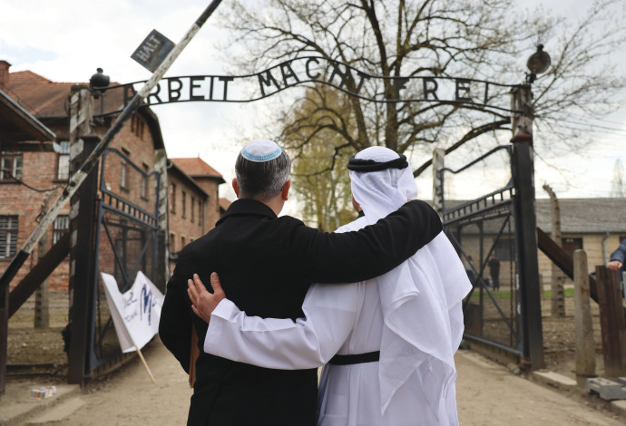 איתן ניישלוס ואחמד עובייד אל־מנסורי במחנה הריכוז וההשמדה אושוויץ (צילום:  Neishlos Foundation)
