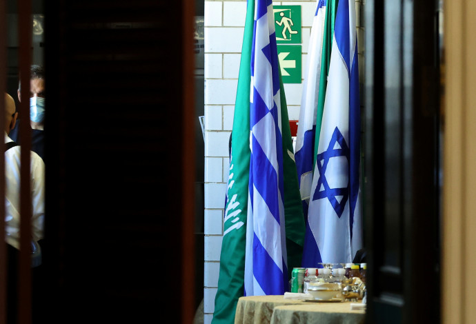 דגל ישראל ודגל ערב הסעודית (צילום:  REUTERS/Jonathan Ernst)