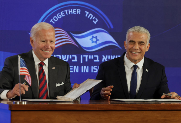 נשיא ארצות הברית ג'ו ביידן וראש הממשלה יאיר לפיד בחתימה על הצהרת ירושלים (צילום:  רויטרס)