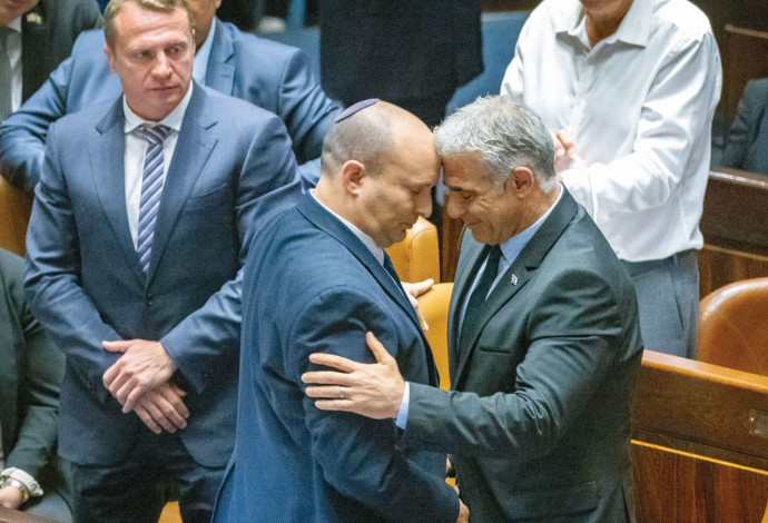 בנט ולפיד (צילום:  אוליבייר פיטוסי, פלאש 90)
