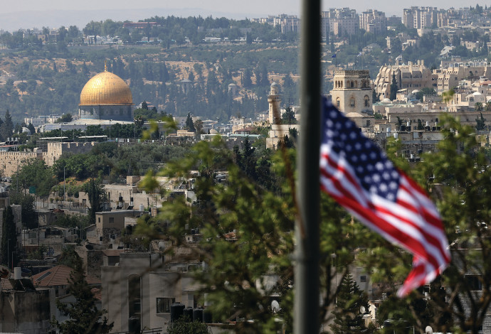 דגל ארה"ב על רקע מזרח ירושלים (צילום:  AHMAD GHARABLIAFP via Getty Images )