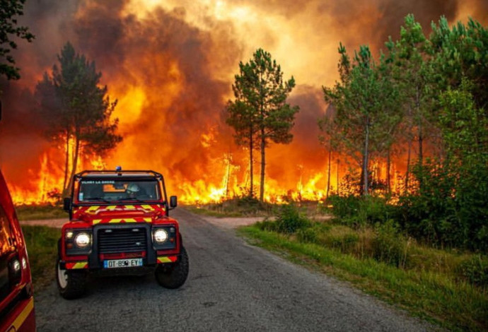 שריפת ענק בצרפת (צילום:   SDIS 33/Handout via REUTERS)