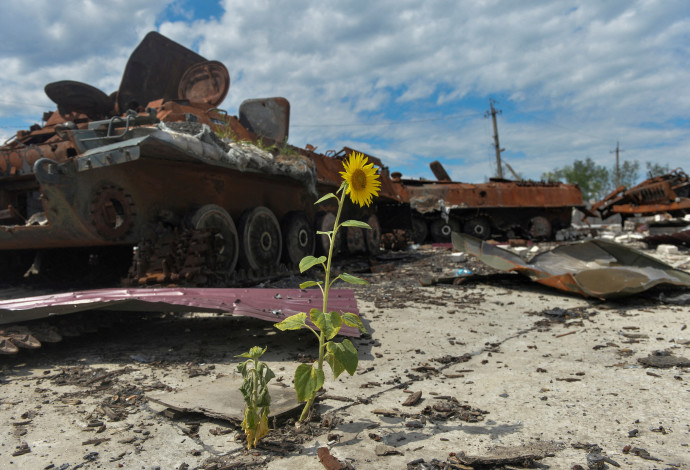 רכב רוסי שננטש במהלך הקרבות באזור חרקוב, אוקראינה (צילום:  REUTERS/Sofiia Gatilova TPX IMAGES OF THE DAY/File Photo)