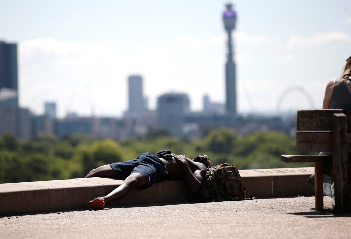 בריטניה מנסה לברוח מהחום הקיצוני  (צילום:  רויטרס)