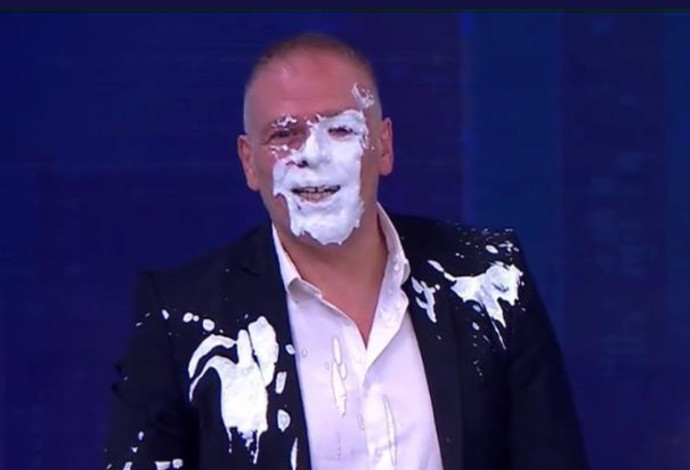 אראל סג"ל לאחר ששפך על עצמו לבן בשידור (צילום:  צילום מסך ערוץ 14)