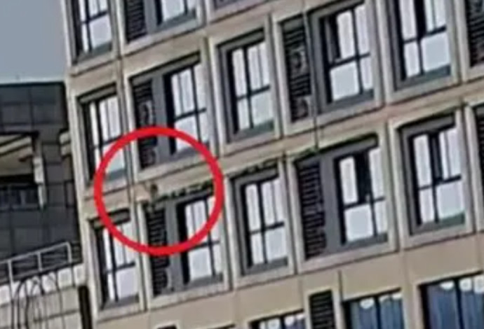 פעוטה נפלה מהקומה החמישית וניצלה על ידי עובר אורח (צילום:  מתוך יוטיוב)