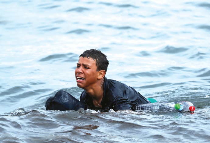 אשרף, נער פליט מאפריקה, מנסה לשחות לאירופה (צילום:  רויטרס)