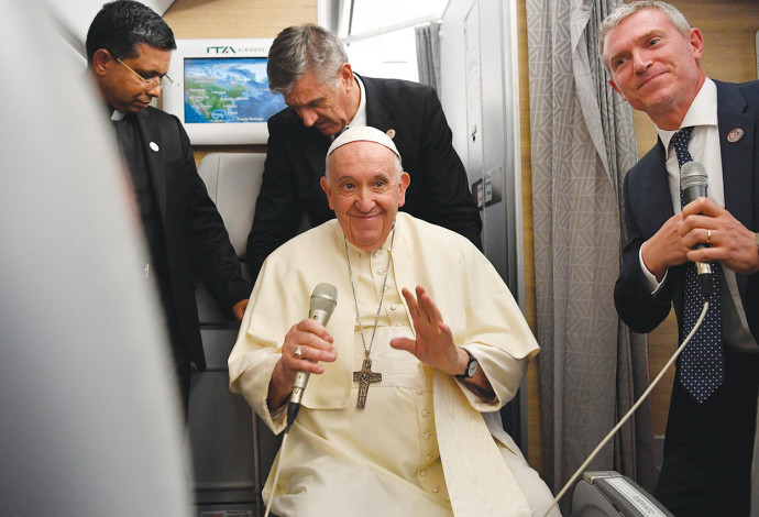 האפיפיור פרנציסקוס במסיבת העיתונאים (צילום:  רויטרס)