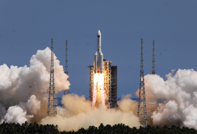 טיל לונג-מארץ' 5B שך סין בכן השיגור (צילום:  רויטרס)
