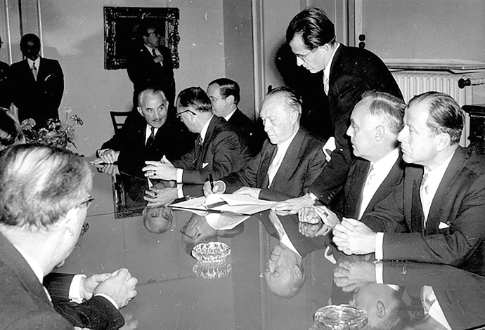 טקס חתימת הסכם השילומים 1952 (צילום:  Friedrich Ebert Stiftung)